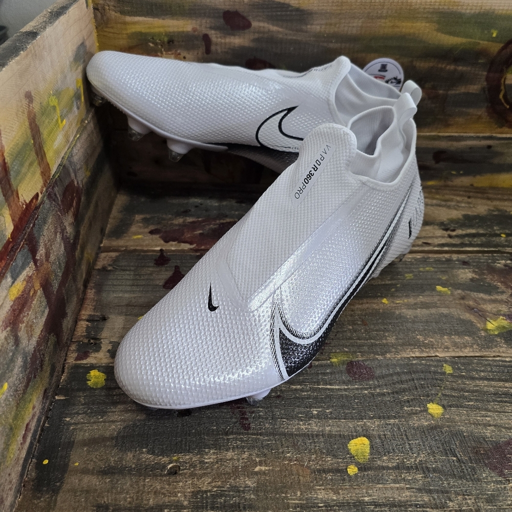 Men Nike athletic Football‎ cleats size 13 wide new